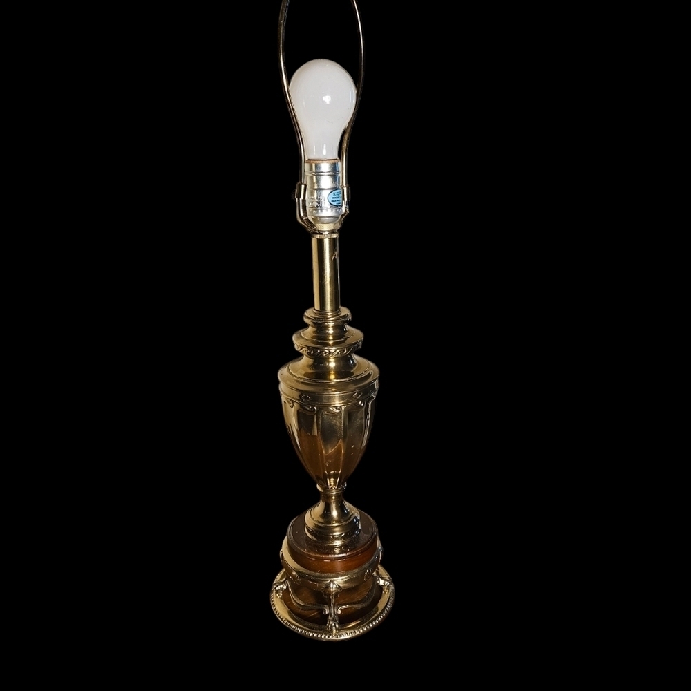 Vintage Rembrant wood & brass table lamp 1989. - Picture 12 of 12